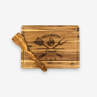 Geschenkset Schneidebrett aus Akazienholz Motiv Grillmaster mit Pfannenwender aus Olivenholz