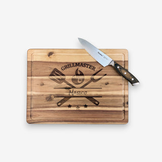 Personalisierbares Schneidebrett aus Akazienholz Motiv Grillmaster mit Kochmesser