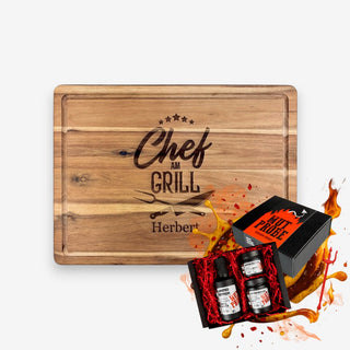 Geschenkset Schneidebrett aus Akazienholz Motiv Chef am Grill und Mutprobe Box mit Senf, Chili & BBQ-Sauce