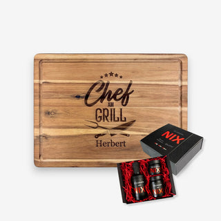 Geschenkset Schneidebrett aus Akazienholz Motiv Chef am Grill und Wir schenken uns NIX Geschenkbox mit Senf, Grill Sauce & Gewürzsalz