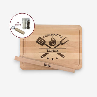 Personalisiertes Schneidebrett mit Grillzange aus Buchenholz Motiv Grillmaster mit GRATIS Flaschenöffner, Salz- und Pfeffermühle