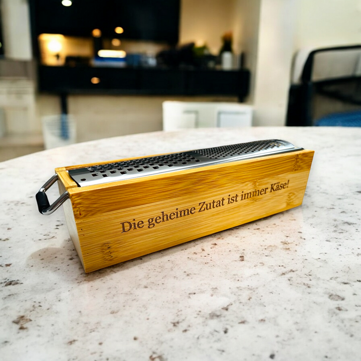 Parmesanreibe aus Bambus und Edelstahl - gerngeschenkt