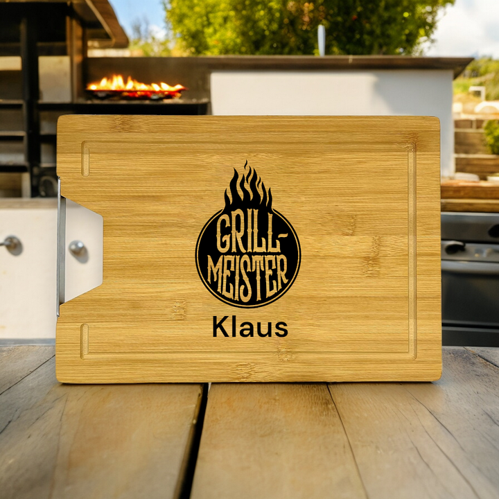 Schneidebrett mit Griff und Saftrille aus Bambus - Motiv Grillmeister - gerngeschenkt