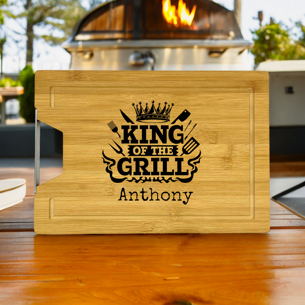 Schneidebrett mit Griff und Saftrille aus Bambus - Motiv King of the Grill - gerngeschenkt