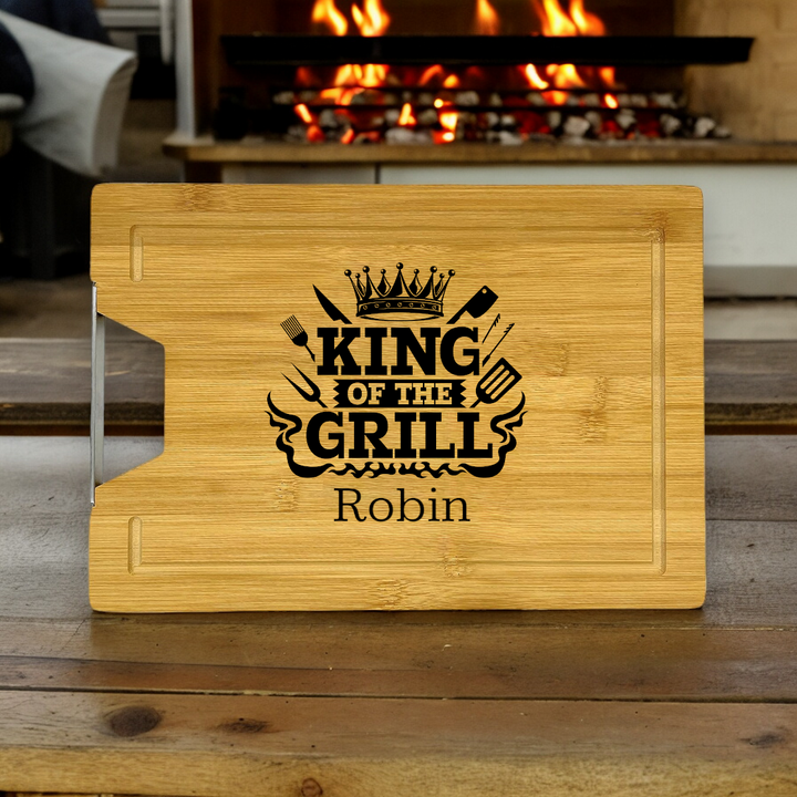 Schneidebrett mit Griff und Saftrille aus Bambus - Motiv King of the Grill - gerngeschenkt