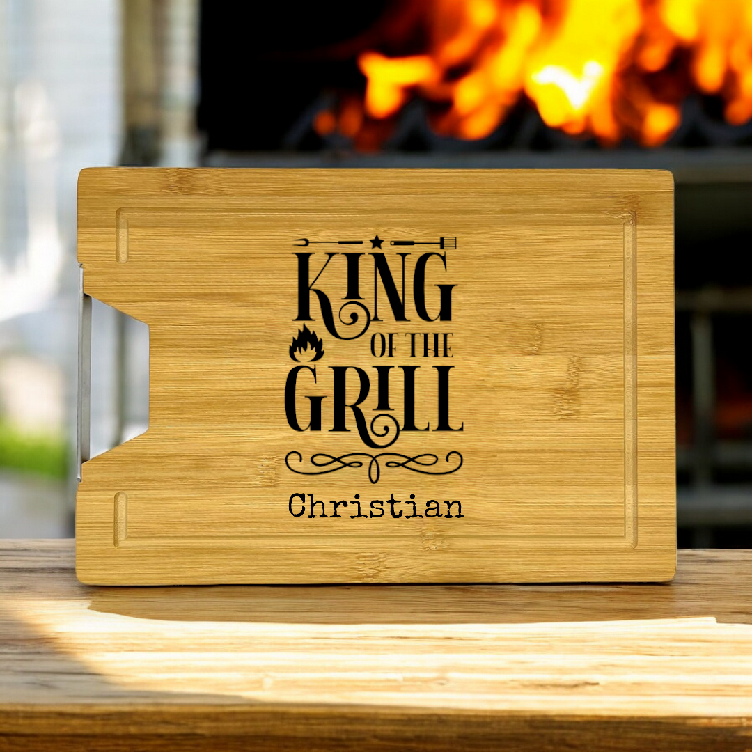 2er Set Schneidebretter mit Griff und Saftrille aus Bambus für Paare - King of the Grill & Queen of the Sidedishes - gerngeschenkt