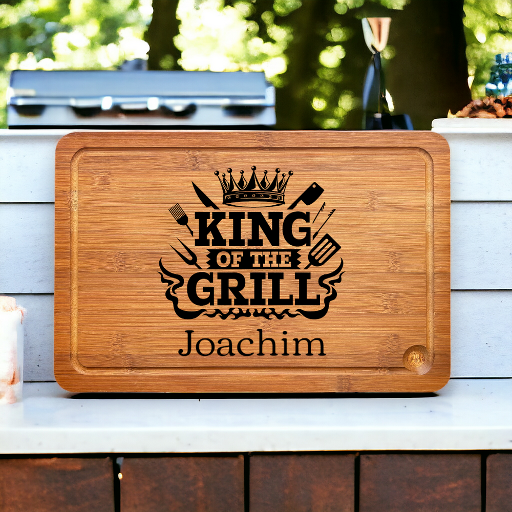 Schneidebrett mit Saftrille aus dunklem Bambus - Motiv King of the Grill - gerngeschenkt