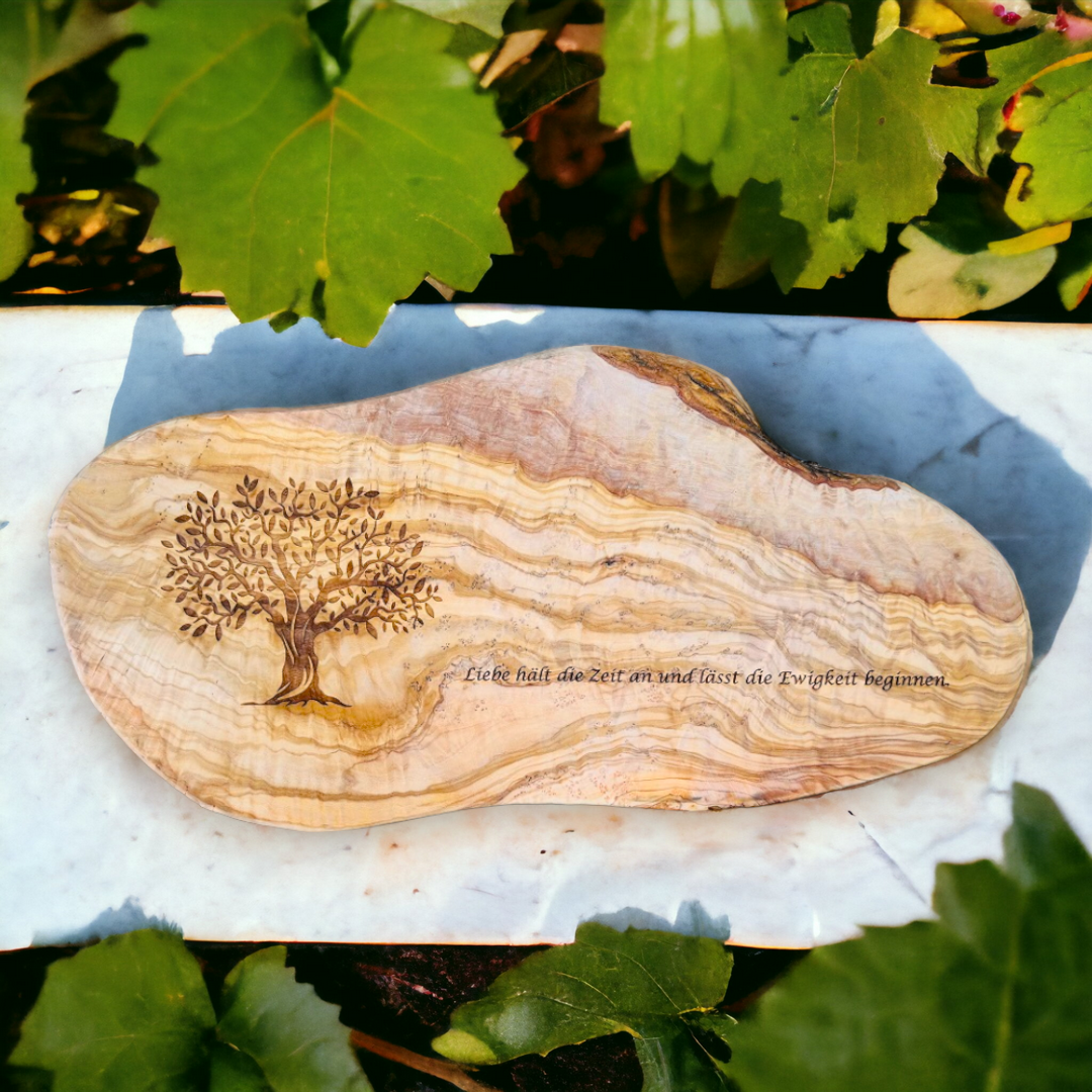 Servierbrett aus Olivenholz mit rustikalem Rand - Motiv Lebensbaum