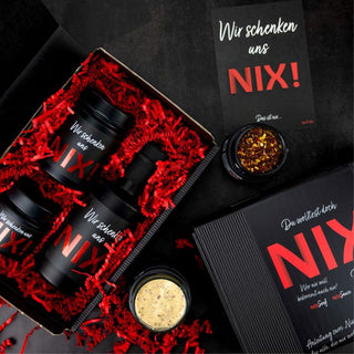 Geschenkset Schneidebrett aus Akazienholz Motiv Chef am Grill und Wir schenken uns NIX Geschenkbox mit Senf, Grill Sauce & Gewürzsalz
