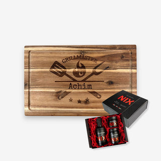 Geschenkset Schneidebrett aus Akazienholz Motiv Grillmaster und Wir schenken uns NIX Geschenkbox mit Senf, Grill Sauce & Gewürzsalz