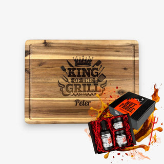 Geschenkset Schneidebrett aus Akazienholz Motiv King of the Grill und Mutprobe Box mit Senf, Chili & BBQ-Sauce