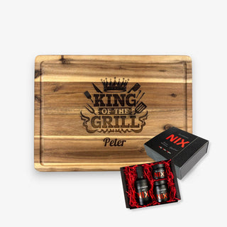 Geschenkset Schneidebrett aus Akazienholz Motiv King of the Grill und Wir schenken uns NIX Geschenkbox mit Senf, Grill Sauce & Gewürzsalz