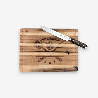Personalisierbares Schneidebrett aus Akazienholz Motiv Grillmaster mit Tranchiermesser