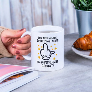 Tasse mit frechem Spruch Ich bin heute emotional sehr nah am Mittelfinger gebaut