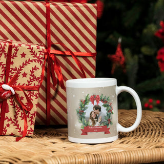 Personalisierbare Weihnachtstasse mit Stechpalmenkranz