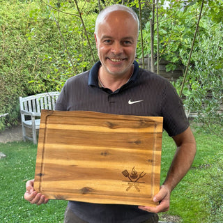 Premium Schneidebrett aus Akazienholz Motiv Grillbesteck