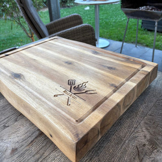 Premium Schneidebrett aus Akazienholz Motiv Grillbesteck