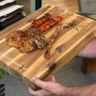 Premium Schneidebrett aus Akazienholz Motiv Grillbesteck