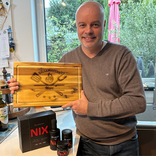 Geschenkset Schneidebrett aus Akazienholz Motiv Grillmaster und Wir schenken uns NIX Geschenkbox mit Senf, Grill Sauce & Gewürzsalz
