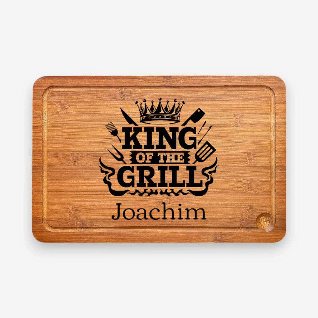 Schneidebrett mit Saftrille aus dunklem Bambus - Motiv King of the Grill