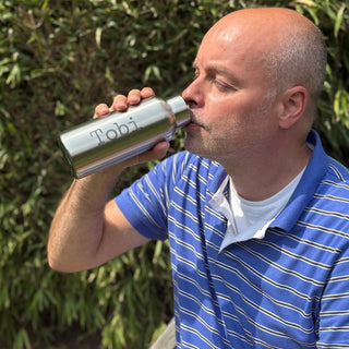 Trinkflasche aus Edelstahl mit Bambusdeckel 500 ml mit Gravur auf der Flasche