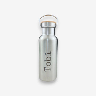 Trinkflasche aus Edelstahl mit Bambusdeckel 500 ml mit Gravur auf der Flasche