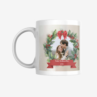 Personalisierbare Weihnachtstasse mit Stechpalmenkranz